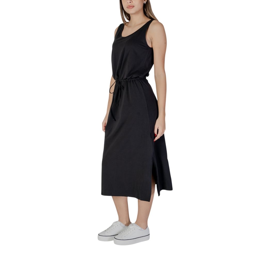 B.Young Black Cotton Dress